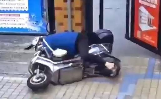 牛牛策略 快递员玩手机单手骑车进小区被电动门撞倒，物业被判主责网友吵翻，律师分析双方责任
